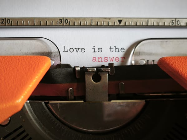 Une photo de ma machine à écrire avec sur une feuille insérée tapé "Love is the answer"